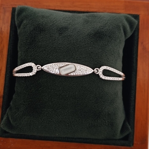 Bracelet en argent sterling 925 avec nacre et zirconiums cubiques, finition rhodiée, élégant style jonc à maillons, bijoux raffinés pour femme - Product Image 1