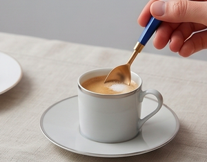 Ensemble de couverts modernes avec ustensiles en métal plaqué or, manche bleu, compatibles lave-vaisselle, pour utilisation sur table de mariage - Product Image 4