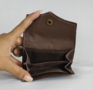 Monedero Mini de Cuero Genuino Marrón con Diseño de Ases de Cartas, Bordado a Mano y Grabado en Relieve, con Cierre a Presión, para Mujer - Product Image 4