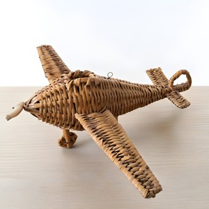 Avion de combat décoratif en rotin pour la chambre des enfants, jouet en fibre naturelle pour la décoration. - Product Image 2