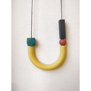 Collar de Cuentas de Resina y Madera Hecho a Mano, Moderno y de Moda, Joyería Vanguardista - Product Image 6