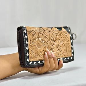 Portefeuille de mode en cuir véritable fait main avec gravure de lettres, long, multifonctionnel, à fermeture ouverte, pour usage quotidien féminin - Product Image 3