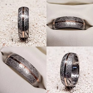 Bague en acier Damas avec insert en or rose, alliance pour homme, ajustement confortable, motif grain de bois unique, faite à la main, garantie 3 ans, pour le marié - Product Image 2