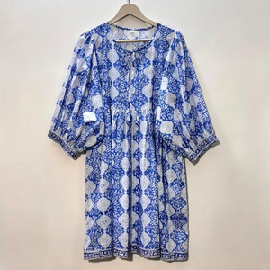 Blusa Floral con Estampado Artesanal, Hecha a Mano, Ecológica, de Algodón, Cuello en V, Manga 3/4, con Volantes de Encaje, Lavable, Estilo Chinoiserie - Product Image 1