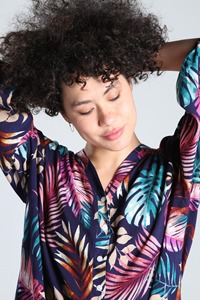 Camisa de Lino Hecha a Mano con Estampado de Palmeras: Blusa Boho Chic con Botones - Product Image 6