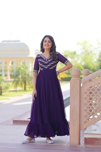 Magnifique tenue de mariage indienne et pakistanaise, richement brodée de sequins et de fils multiples, Salwar Kameez Anarkali effet fleuri. - Product Image 4