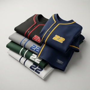 TESSUTO Camiseta de Béisbol Verde Oscuro con Apliques de Banda Crema, Abotonada, 100% Poliéster, Estilo Japonés Coreano, Moda Urbana para Hombre - Product Image 6