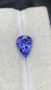 Pierre de Tanzanite naturelle certifiée superbe, taille poire, avec une couleur et un lustre excellents, Zoisite naturelle, 1,90 carat, nette à la loupe - Product Image 2