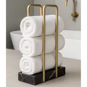 Porte-serviettes en métal bien installé avec base en marbre améliore l'organisation de la salle de bain en offrant un espace dédié aux serviettes. - Product Image 2