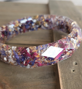 Bracelet jonc en résine fait main, forme ronde, avec feuille d'or et inclusions rouges, bijou de collection artistique, technique de moulage - Product Image 4