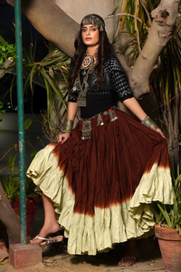 Falda Larga Informal de Estilo Bohemio con Estampado Floral Tie-Dye de Inspiración Tradicional en Marrón Rústico con Degradado Crema Beige - Product Image 2