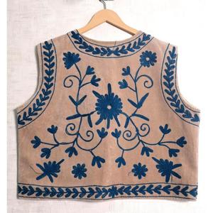 Chaleco de Terciopelo Suzani Vintage para Mujer, Bordado Floral Hecho a Mano, Estilo Boho, Prenda Exterior de Diseño - Product Image 4