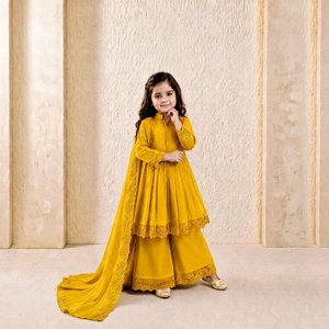 Costume Anarkali traditionnel en soie jaune pour filles avec dentelle pour mariage et occasions festives, provenant d'un fournisseur indien - Product Image 1