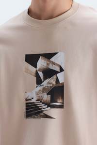 เสื้อยืดแขนสั้นสีเบจสำหรับผู้ชาย คอโอ ทรงปกติ ผ้าคอตตอนเจอร์ซีย์เนื้อนุ่ม ระบายอากาศได้ดี ดีไซน์เรียบง่าย - Product Image 4