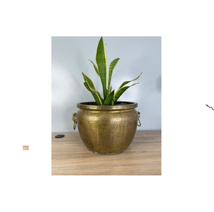 Jardinière en métal artisanale pour la décoration de la maison et du jardin, avec un design artistique unique et une construction durable - Product Image 2