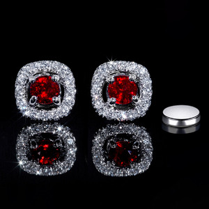 Pendientes Magnéticos Halo Plateados con Diamante Rojo Corte Cojín en el Centro, Diamante Cultivado en Laboratorio, Lujo para Mujer, Certificado IGI, Chapado en Plata 925 - Product Image 2