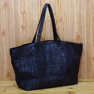 Sac à main en cuir de luxe pour femmes LKU-0723 décontracté rayure pli couture grand fourre-tout rayé épissé épaule deux surdimensionné grand personnalisé - Product Image 2