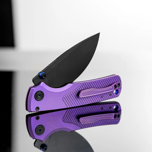 Navajas plegables con mango acanalado morado, hoja afilada con revestimiento negro, pomo azul y clip de bolsillo a juego para uso diario al aire libre (EDC) - Product Image 1