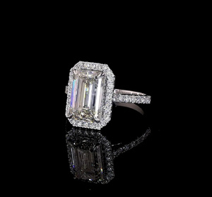 Elegante Anillo Solitario con Halo de Diamantes de Laboratorio con Corte Esmeralda en Oro Blanco, con Certificado IGI y Claridad VVS-VS para Venta al por Mayor - Product Image 4