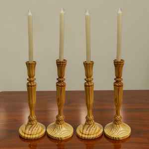 Portavelas de madera de pino hecho a mano con acabado brillante de epoxi, soporte decorativo a precio económico. - Product Image 1