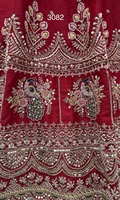 Ensemble de mariée en soie rouge de qualité supérieure, conçu à la main par Peacock Handwork, avec motif Moti rose, perles de cristal et travail de fils de coton multiples sur tissu en résille.