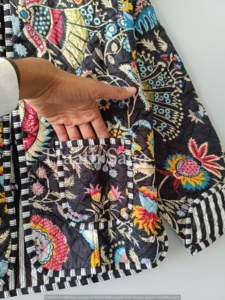 Veste kimono matelassée à imprimé artisanal : Manteau en coton bleu à motifs floraux - Product Image 2