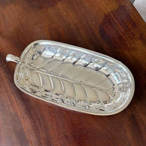 Plat de service en métal finition argentée, idéal pour la présentation de fruits, utilisé comme pièce décorative pour la décoration intérieure, provenant d'Inde. - Product Image 1
