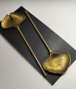 Ensemble de 2 serveurs à salade écologiques en laiton, design feuille, avec poignée en acier inoxydable et finition laiton antique - Product Image 3