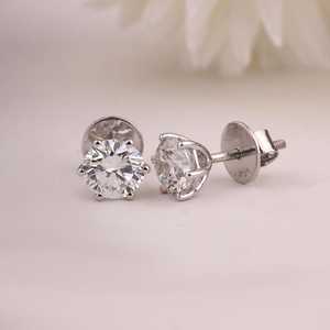 Boucles d'oreilles clous en diamant rond de laboratoire, solitaire à 6 griffes, plaqué or blanc 18 carats et platine, cadeau d'anniversaire pour les amoureux - Product Image 3