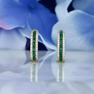 Pendientes de aro con diamantes simulados de esmeralda de corte redondo de 2 quilates, chapados en oro amarillo de 14 quilates - Product Image 4