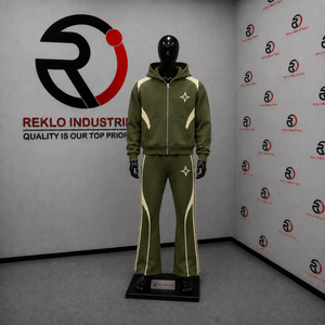 Ensemble de survêtement personnalisé pour homme, couleur olive, avec sweat à capuche zippé et pantalon évasé à empiècements contrastants beiges, ensemble deux pièces de sportswear, vente en gros OEM Streetwear - Product Image 3