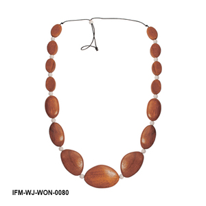 Collier artisanal en bois de longueur opéra : Formes de bonbons variées avec entretoises en résine blanche et finition cirée - Product Image 1