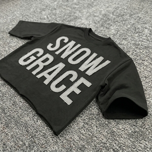 Camiseta Corta Oversize Snow Grace para Hombre, Manga Corta, Cuello Redondo, Estilo Urbano, 100% Algodón, Estampado Frontal Negro, Ecológica y Transpirable - Product Image 2