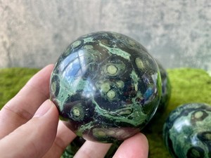 Sphère de jaspe Kambaba polie, boule de pierre naturelle avec des taches noires, objet de collection artistique, globe décoratif - Product Image 1