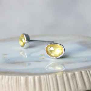 ต่างหูเงินแท้ประดับไพลินสีเหลืองธรรมชาติทรงโรสคัท ดีไซน์ไม่สมมาตร ชุบทอง สำหรับผู้หญิง เหมาะสำหรับงานฉลองครบรอบ - Product Image 5