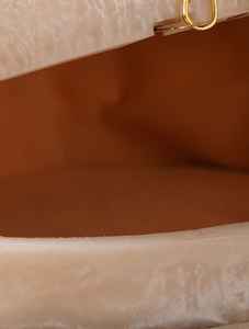 Pochette en résine écologique blanche faite à la main avec chaîne dorée pour mariage et Saint-Valentin - Product Image 5