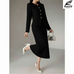 ชุดกระโปรง OEM แบบยั่งยืนสำหรับผู้หญิง เสื้อครอปท็อปมีฮู้ดพร้อมลายพิมพ์โลโก้ลำลอง ชุดกระโปรงครอปท็อปมีฮู้ดสำหรับฤดูหนาว - Product Image 5