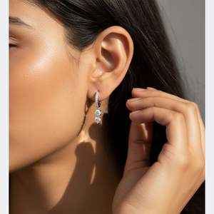 1.40CTW, Redondo/Corazón, Engaste de Garras/Pavé, Pendiente Huggie Colgante / Colgante Lineal de Dos Piedras - Product Image 6