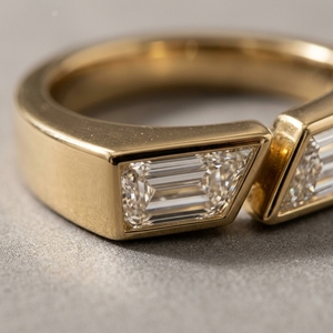 Anillo Unisex Moderno de Oro Rosa de 10k con Baño de Oro, Diseño Geométrico Minimalista, con Corte Baguette Doble Personalizado y Engaste de Bisel, con Piedras Cultivadas en Laboratorio - Product Image 1