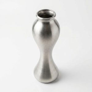 Vase à fleurs artisanal en laiton satiné argenté et acier inoxydable de 26 cm, design taille cintrée, pour la décoration intérieure, les hôtels, les mariages et les tables - Product Image 4