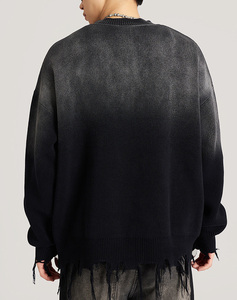 Pull à col rond pour homme, personnalisable en gros, avec finition délavée effet soleil et logo personnalisable pour streetwear haut de gamme. - Product Image 6