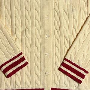 Cardigan en laine torsadée pour homme avec bordure rouge et boutons sur le devant, idéal pour l'hiver, disponible en plusieurs couleurs et tailles personnalisables - Product Image 5