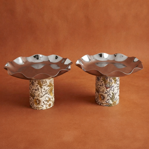 Paire de coupelles à chocolat chromées à finition polie miroir et festonnée, sur pieds cylindriques à motifs floraux complexes. - Product Image 1