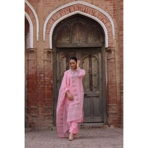 Conjunto de Kurta, Dupatta y Pantalón Tradicional Safa Más Vendido para Mujer, con Colores Vibrantes y Comodidad Durante Todo el Día, Disponible para la Venta - Product Image 1