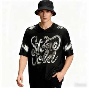 Camiseta Negra de Manga Corta con Cuello en V para Hombre, con Estampado de Serpiente, Estilo Urbano, Tejido Jersey, Corte Regular, Diseño Estampado - Product Image 1