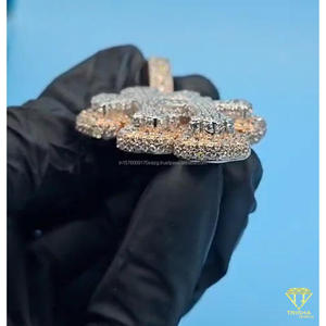 Colgante Cristiano con Incrustaciones de Diamantes, Joyería de Diseño Urbano con Acabado Plateado - Product Image 6
