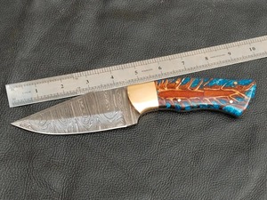 Couteau de chasse/camping artisanal en acier Damas à pointe droite, manche en résine, fourreau en cuir de 3 mm, OEM/ODM/OBM disponible, personnalisable - Product Image 4
