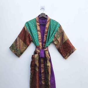 Kimono Vintage de Seda, Estilo Boho, para Festivales, Hecho a Mano con Parches de Sari, Bata de Seda Reciclada, Unisex - Product Image 1