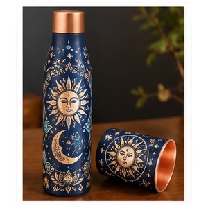 Botella de Agua de Cobre con Estampado de Flores Rosadas sobre Fondo Oscuro, con Taza a Juego, Portátil para Viajes - Product Image 4