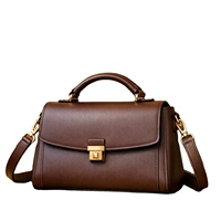 Sac à main ou sacoche en cuir marron avec fermoir métallique, similaire aux styles proposés par les marques pakistanaises comme Bag